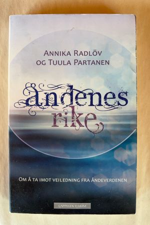 Åndenes rike av Annika Radlöv og Tuula Partanen - Forside