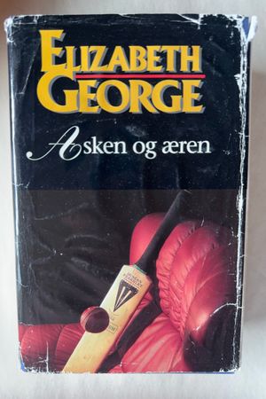 Asken og æren av Elizabeth George - Forside