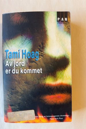 Av jord er du kommet av Tami Hoag - Forside