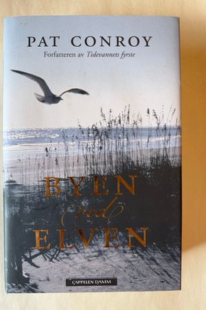 Byen ved elven av Pat Conroy - Forside