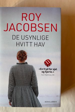 De usynlige / Hvitt hav av Roy Jacobsen - Forside
