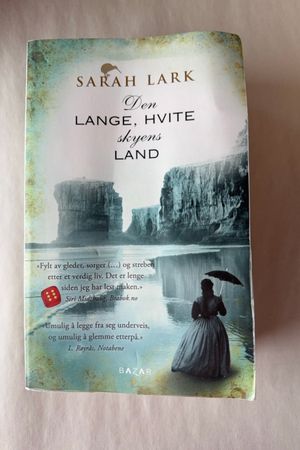 Den lange, hvite skyens land av Sarah Lark - Forside