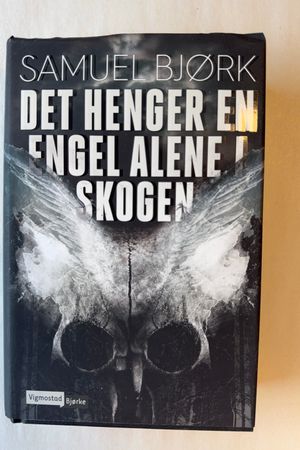 Det Henger en Engel Alene i Skogen av Samuel Bjørk - Forside