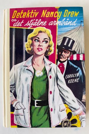Detektiv Nancy Drew og det stjålne armbånd av Carolyn Keene - Forside