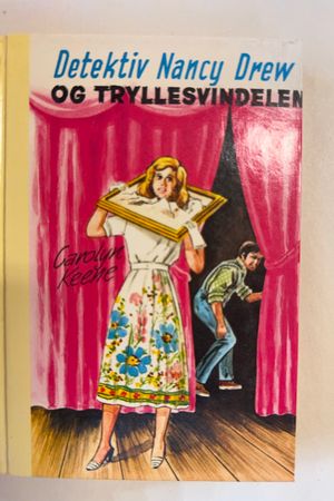 Detektiv Nancy Drew og tryllesvindelen av Carolyn Keene - Forside