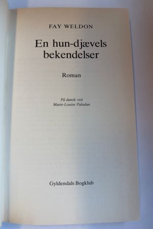 En hun-djævels bekendelser av Fay Weldon - Forside