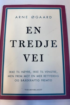 En Tredje Vei av Arne Øgaard - Forside
