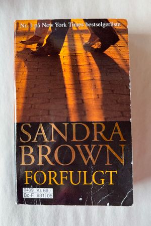 Forfulgt av Sandra Brown - Forside