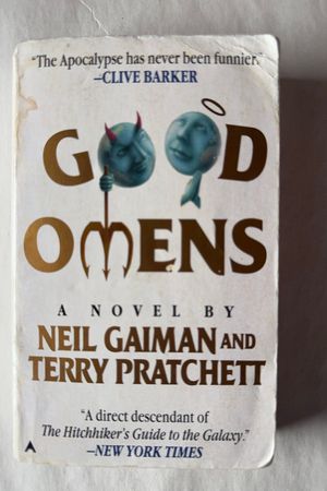 Good Omens av Neil Gaiman And Terry Pratchett - Forside
