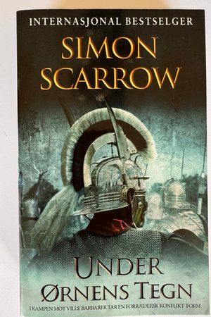 Under Ørnens Tegn av Simon Scarrow - Forside