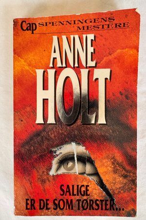 Salige er de som tørster av Anne Holt - Forside