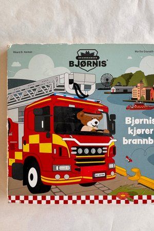 Bjørnis kjører brannbil av Rikard B. Heimen, Marthe Gravseth Aspen - Forside