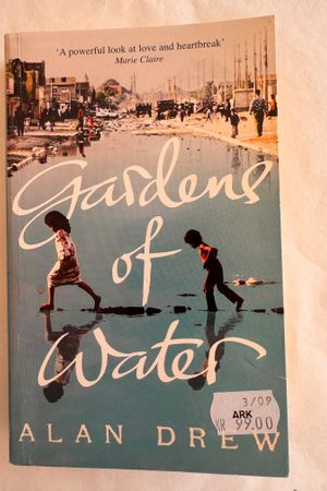Gardens of Water av Alan Drew - Forside