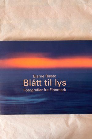 Blått til lys av Bjarne Riesto - Forside