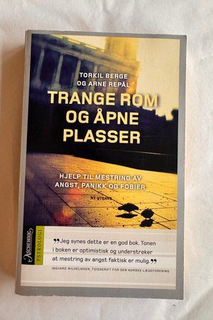 Trange rom og åpne plasser av Torkil Berge og Arne Repål - Forside