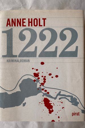 1222 av Anne Holt - Forside