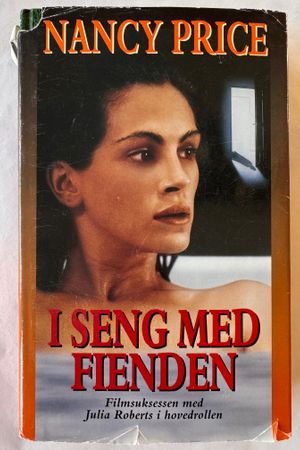 I seng med fienden av Nancy Price - Forside