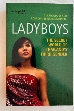 Ladyboys av Susan Aldous and Pornchai Sereemongkonpol - Forside