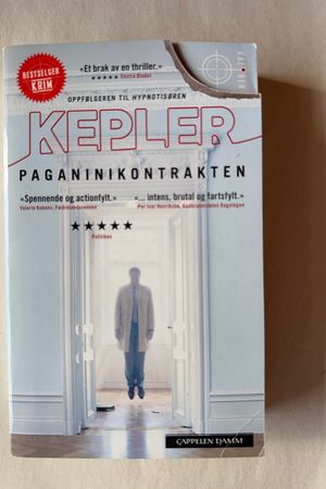 Paganinikontrakten av Lars Kepler (psevd. for Alexander Ahndoril og Alexandra Coelho Ahndoril.) - Forside