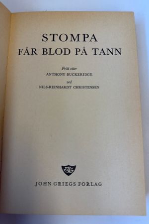 Stompa Får Blod på Tann av Nils-Reinhardt Christensen - Forside
