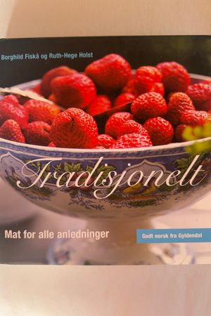 Tradisjonelt av Borghild Fiskå, Ruth Hege Holst - Forside