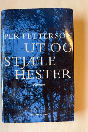 Ut og stjæle hester av Per Petterson - Forside