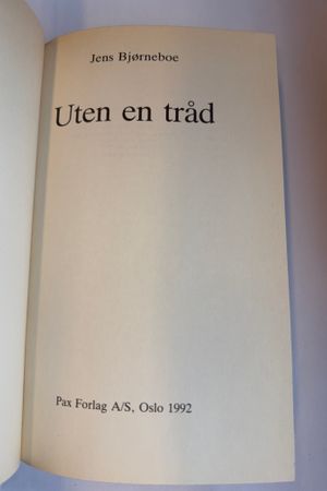 Uten en tråd av Jens Bjørneboe - Forside